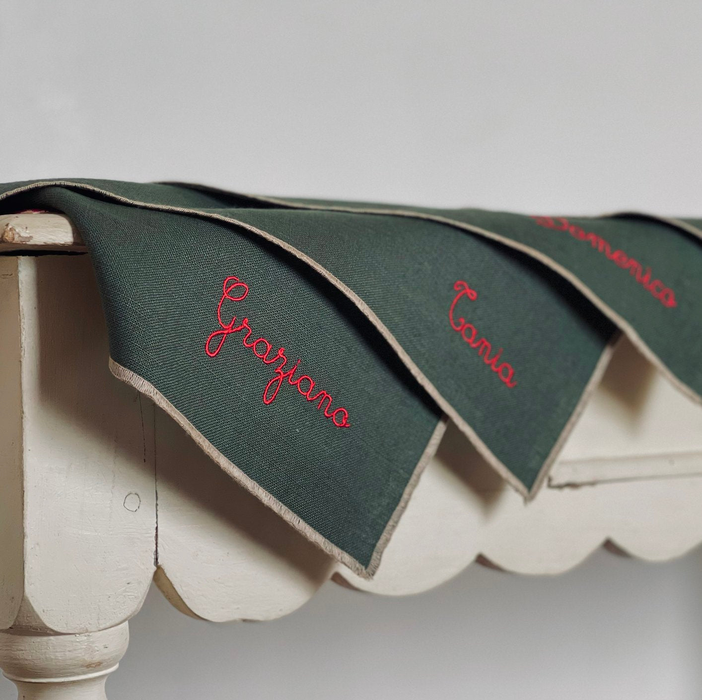 Set de table personnalisé en lin broderie prénom texte logo Image