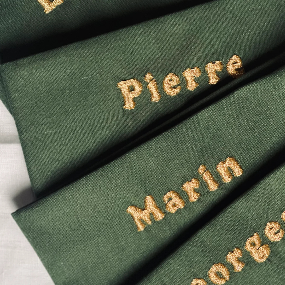 serviette de table personnalisée personnalisable broderie prénom texte logo cadeau personnalisé