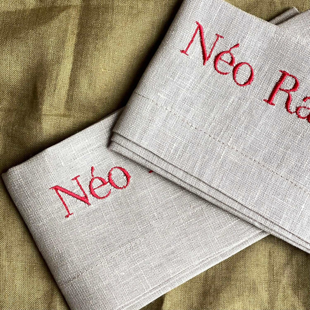 serviette de table personnalisée personnalisable broderie prénom texte logo cadeau personnalisé