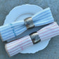 moutty LA SERVIETTE DE TABLE - RAYURES CIEL - BRODÉE