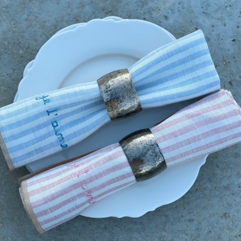 moutty LA SERVIETTE DE TABLE - RAYURES CIEL - BRODÉE