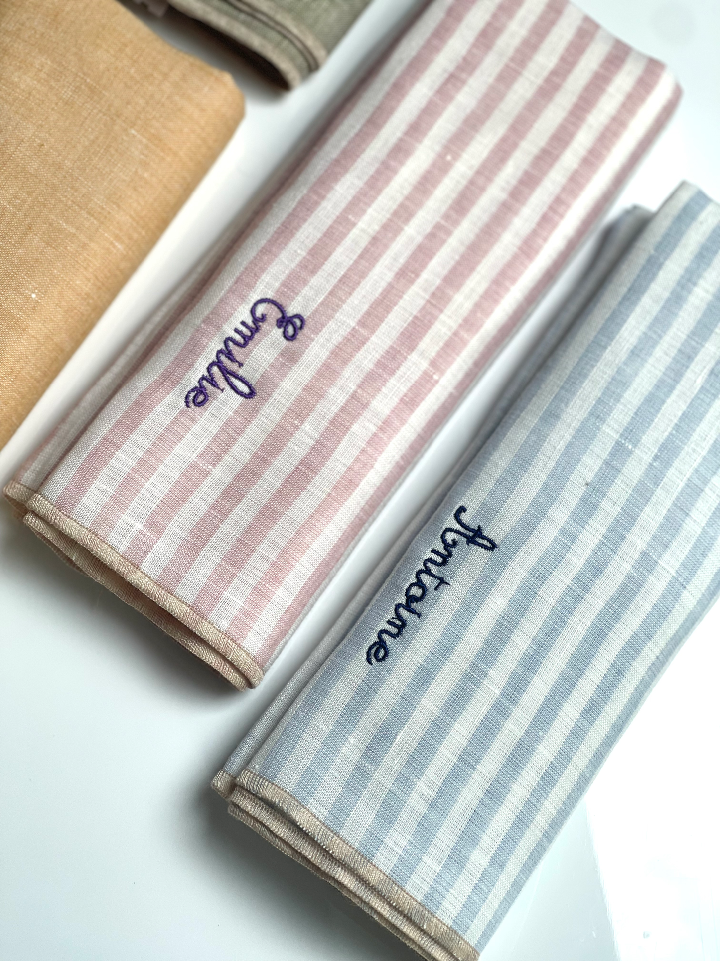 moutty LA SERVIETTE DE TABLE - RAYURES CIEL - BRODÉE