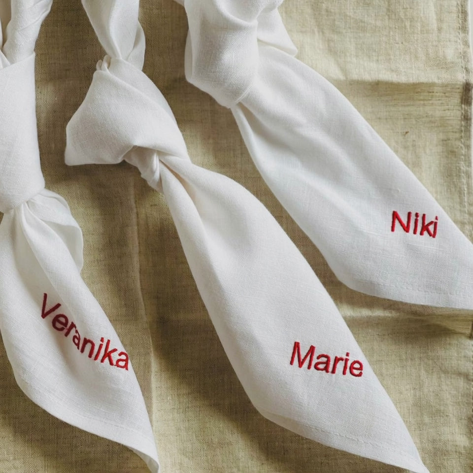serviette de table en lin avec broderie du prénom