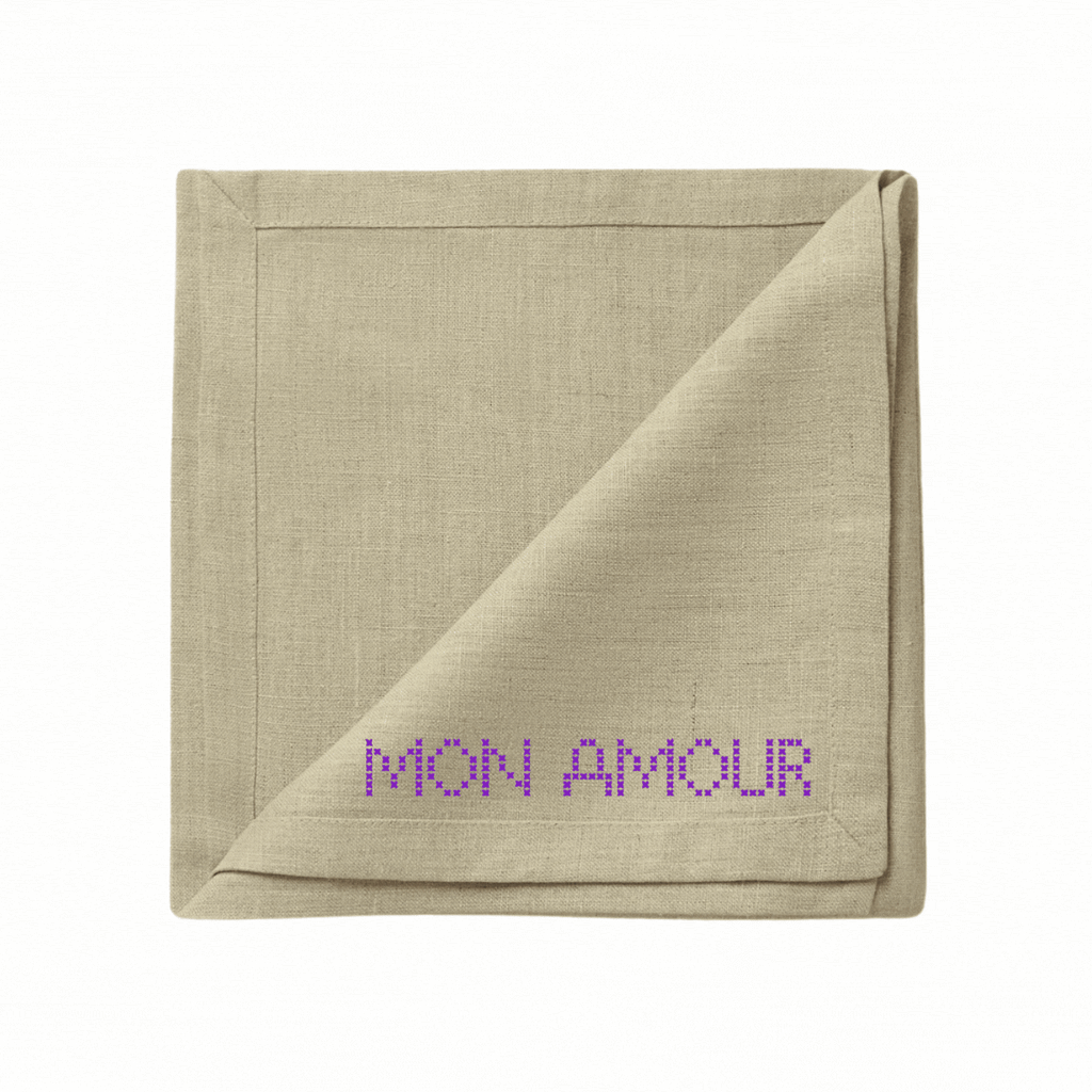serviette de table avec une broderie prénom texte personnalisation serviette de table personnalisable