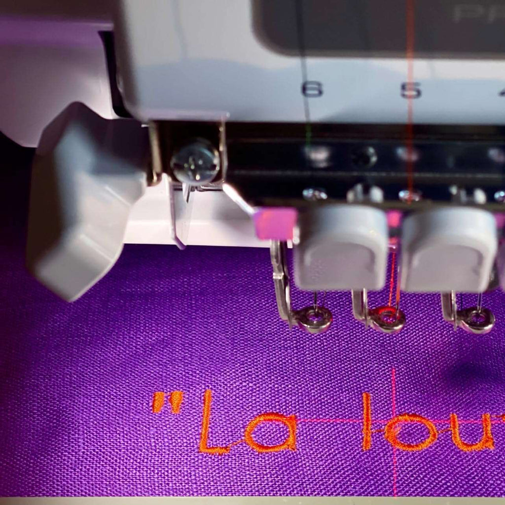serviette de table avec une broderie prénom texte personnalisation serviette de table personnalisable