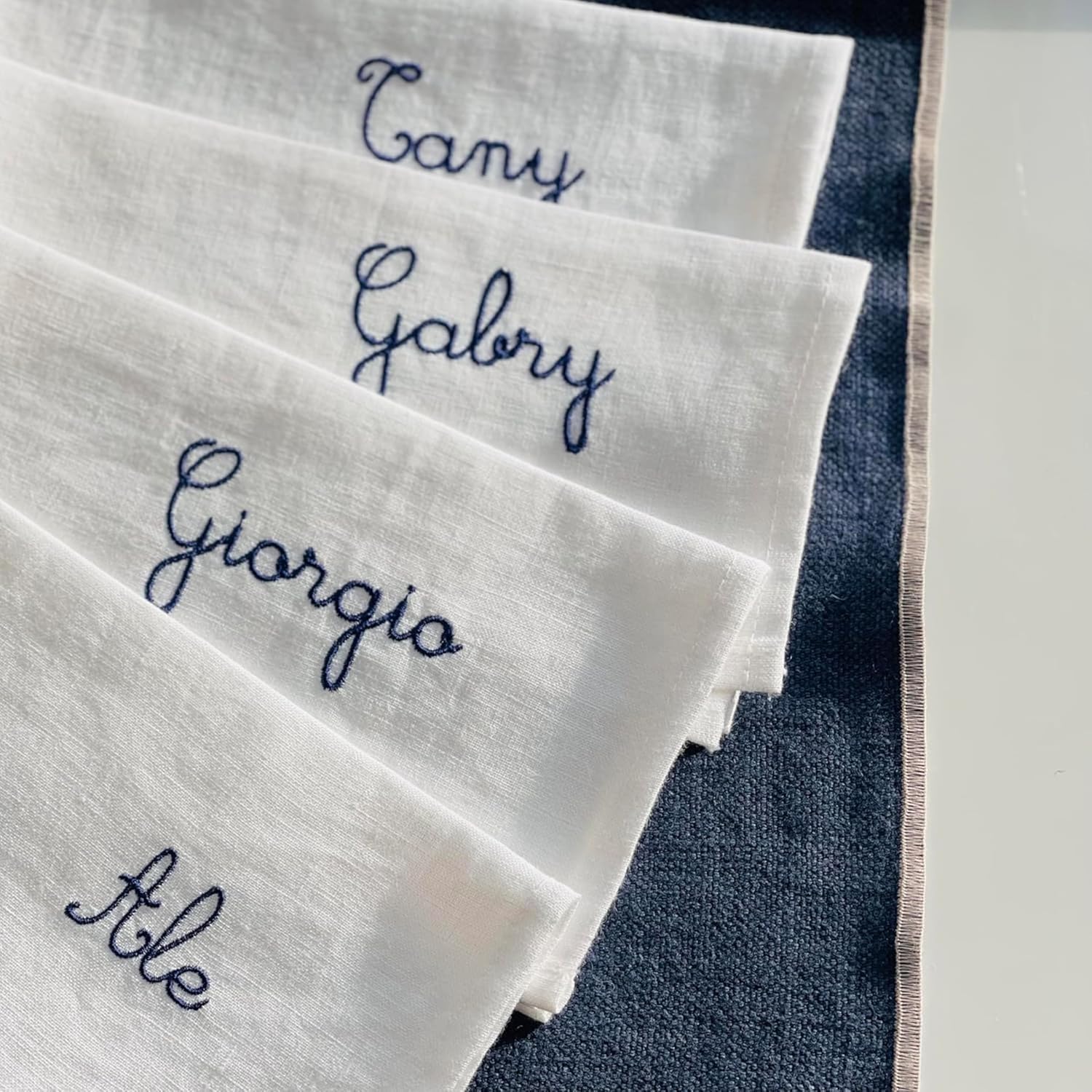 serviette de table mariage prénom personnalisée logo broderie cadeau invité Image