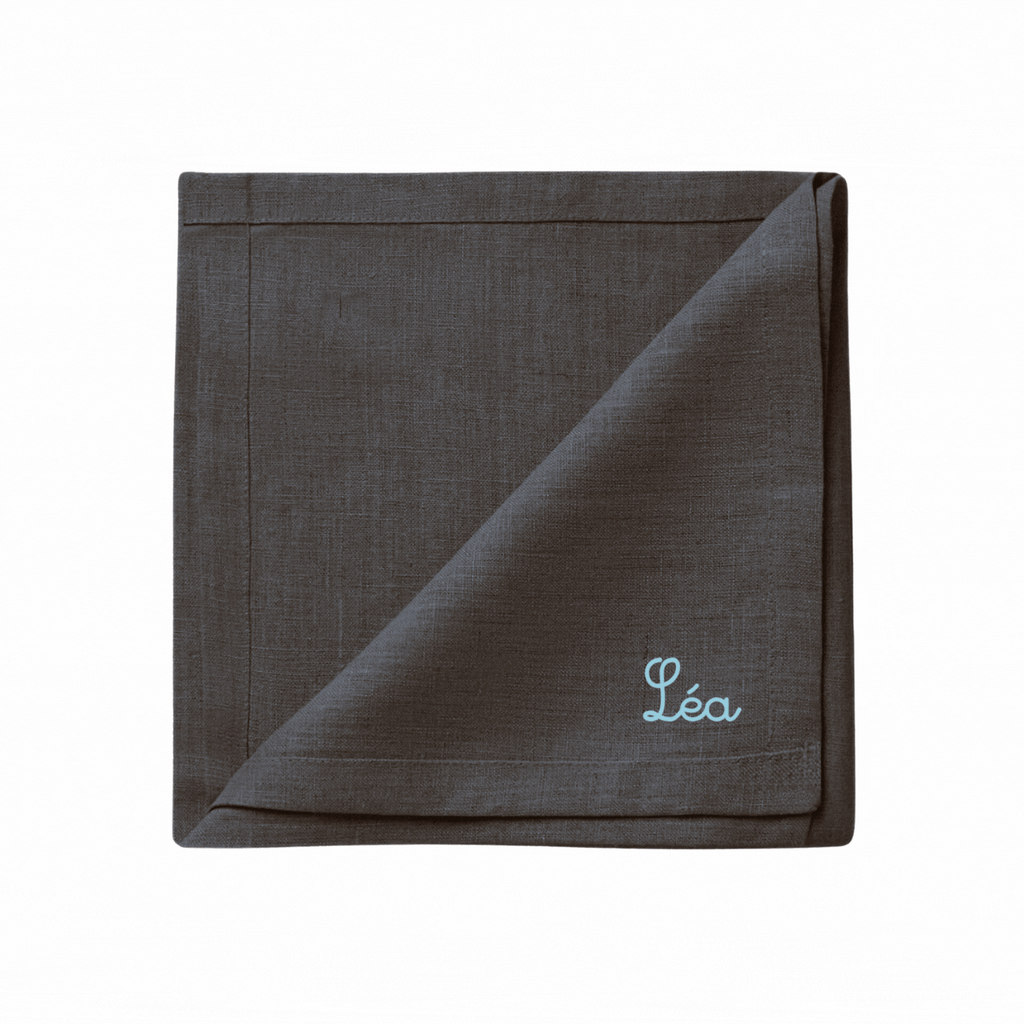 serviette de table avec une broderie prénom texte personnalisation serviette de table personnalisable