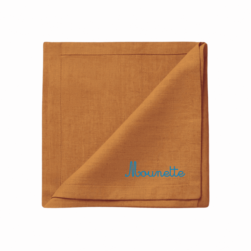 serviette de table avec une broderie prénom texte personnalisation serviette de table personnalisable