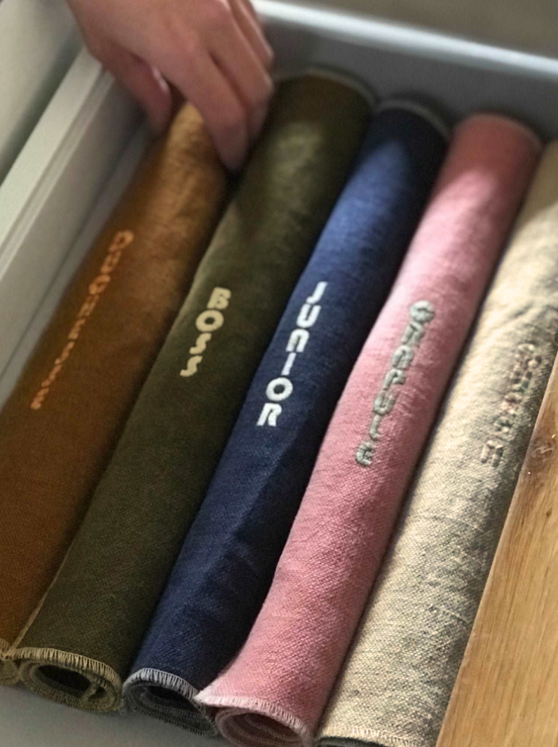 set de table personnalisé avec broderie prénom texte