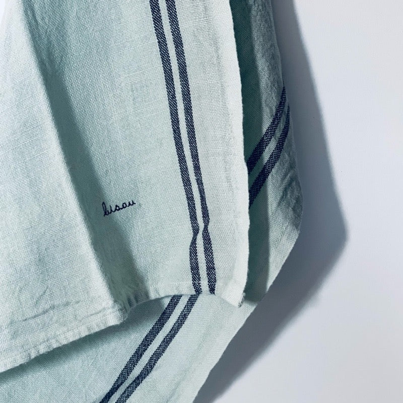 moutty BRODERIE BISOU Torchon le bocage - Aqua - Brodé « bisou »