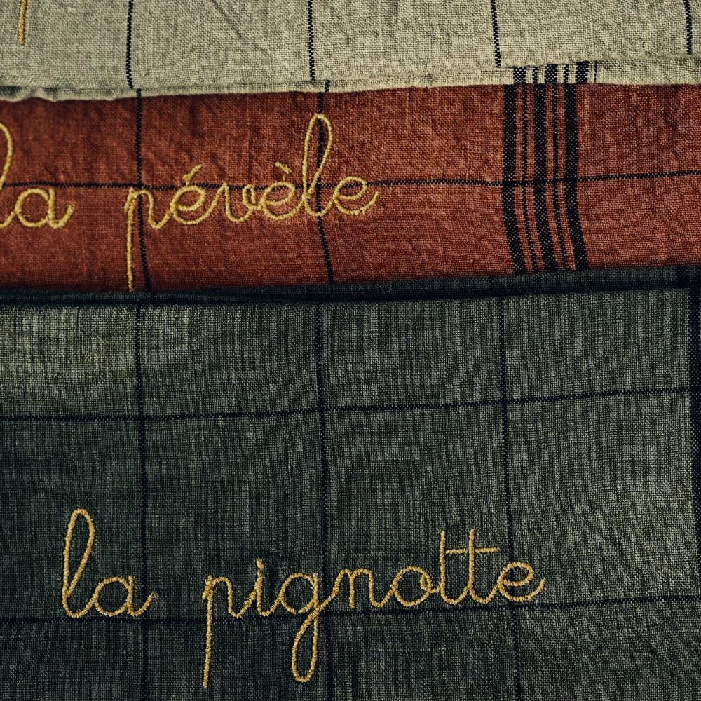 Torchon personnalisé en lin avec broderie prénom initiales

