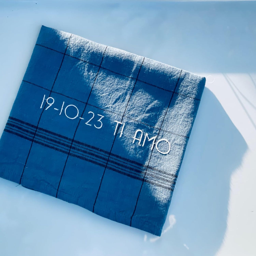 Torchon personnalisé en lin avec broderie prénom initiales
